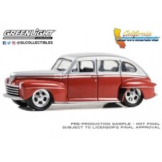 PRE-ORD3R GreenLight Modeliukas 1947 Ford Fordor Super Deluxe *California Lowriders Series 4*, silver metallic over red two-tone
