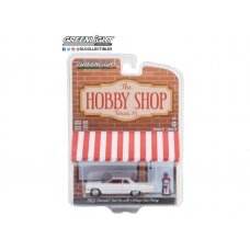 PRE-ORD3R GreenLight 1963 Chevrolet Bel Air with Vintage Gas Pump *The Hobby Shop Series 15*, white