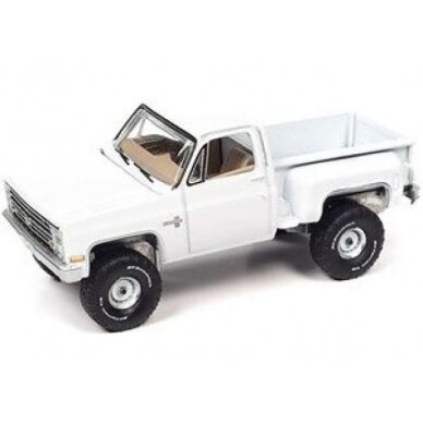 PRE-ORD3R Auto World 1986 Chevrolet Silverado Step Side 4x4, gloss white