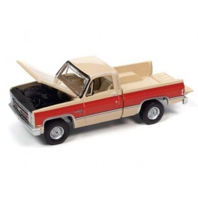 PRE-ORD3R Auto World Modeliukas 1987 Chevrolet Silverado 10 Fleetside, tan body color with bright red center sides