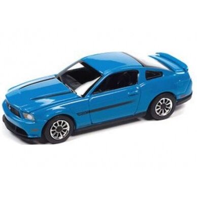 PRE-ORD3R Auto World Modeliukas 2012 Mustang GT/CS, Grabber Blue with Black Hood Stripes & Black GT/CS Side Stripes
