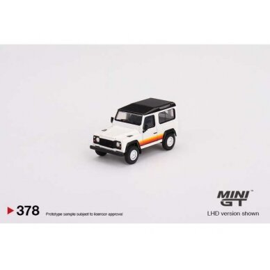 PRE-ORD3R Mini GT Modeliukas 1/64 Land Rover Defender 90 Wagon, white with stripes