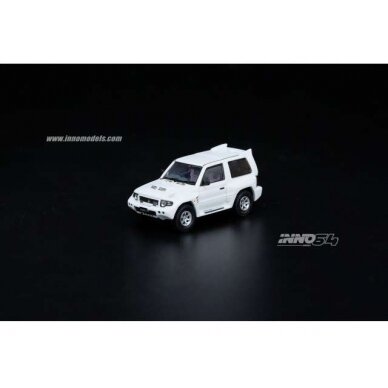 PRE-ORD3R Inno64 Modeliukas Mitsubishi Pajero *Evolution*, white