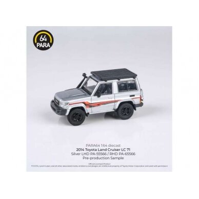 PRE-ORD3R Para64 Modeliukas 1/64 2014 Toyota Land Cruiser 71, silver with roof rack left hand drive (cars in a deluxe Acrylic window box)